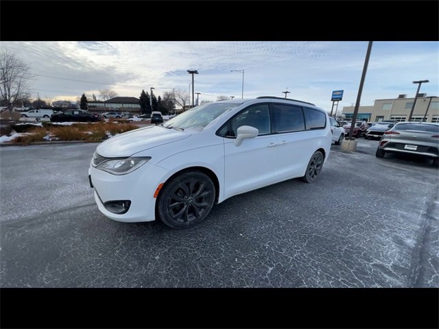 Used 2018 Chrysler Pacifica Touring-L w/ Premium Audio Group image 4