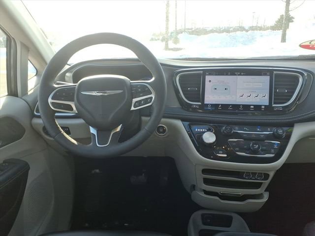 Certified 2023 Chrysler Pacifica Touring-L image 10