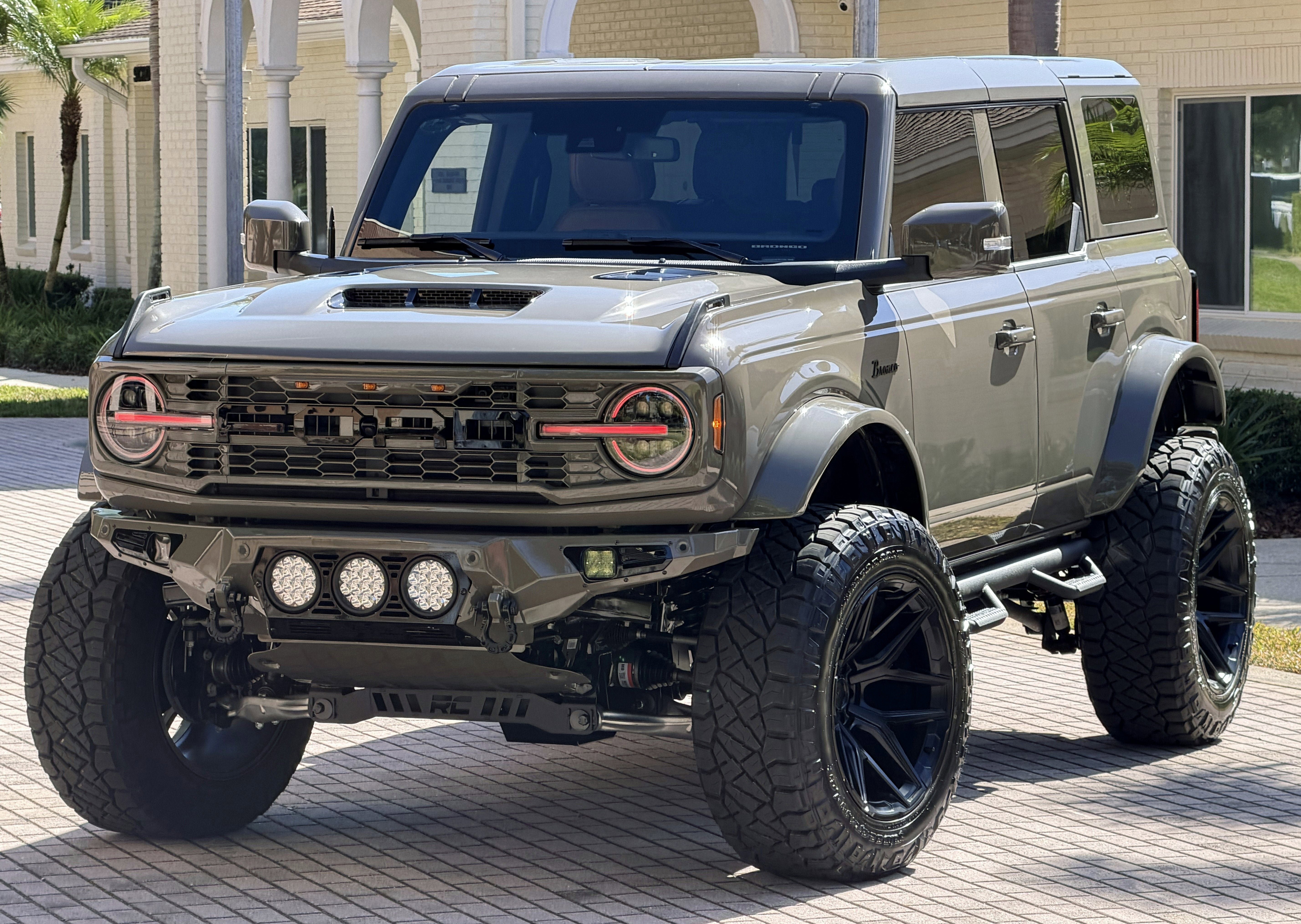 Used 2025 Ford Bronco Outer Banks AWD/4WD image 2