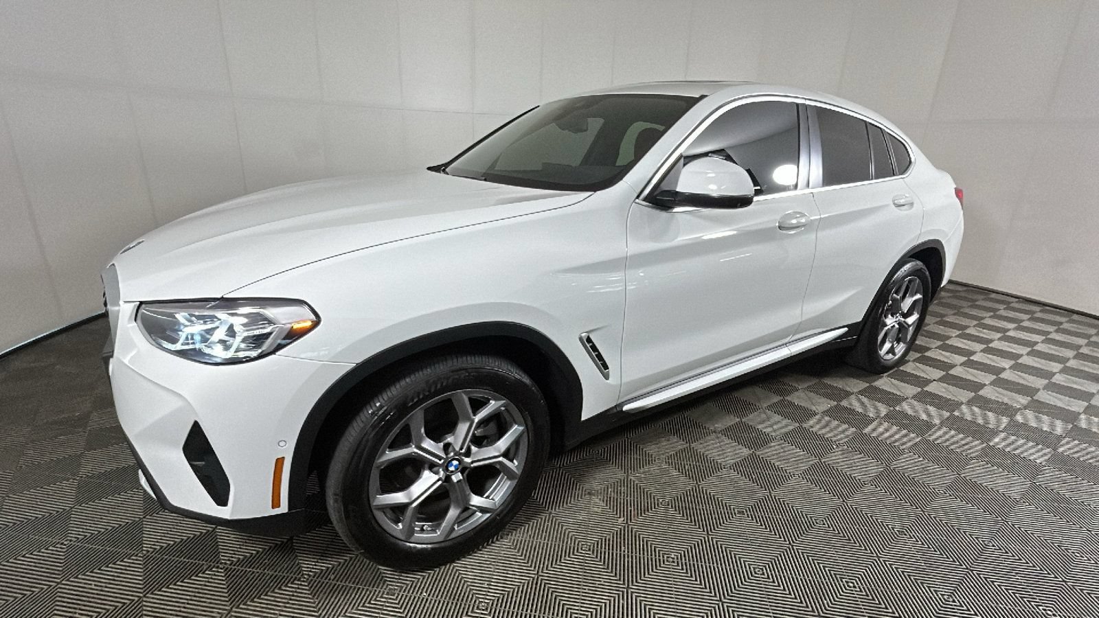 Used 2024 BMW X4 xDrive30i AWD/4WD image 7