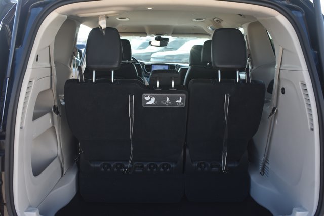 Used 2021 Chrysler Pacifica Touring-L AWD/4WD image 17