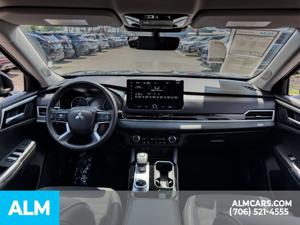 Used 2025 Mitsubishi Outlander SE FWD image 14
