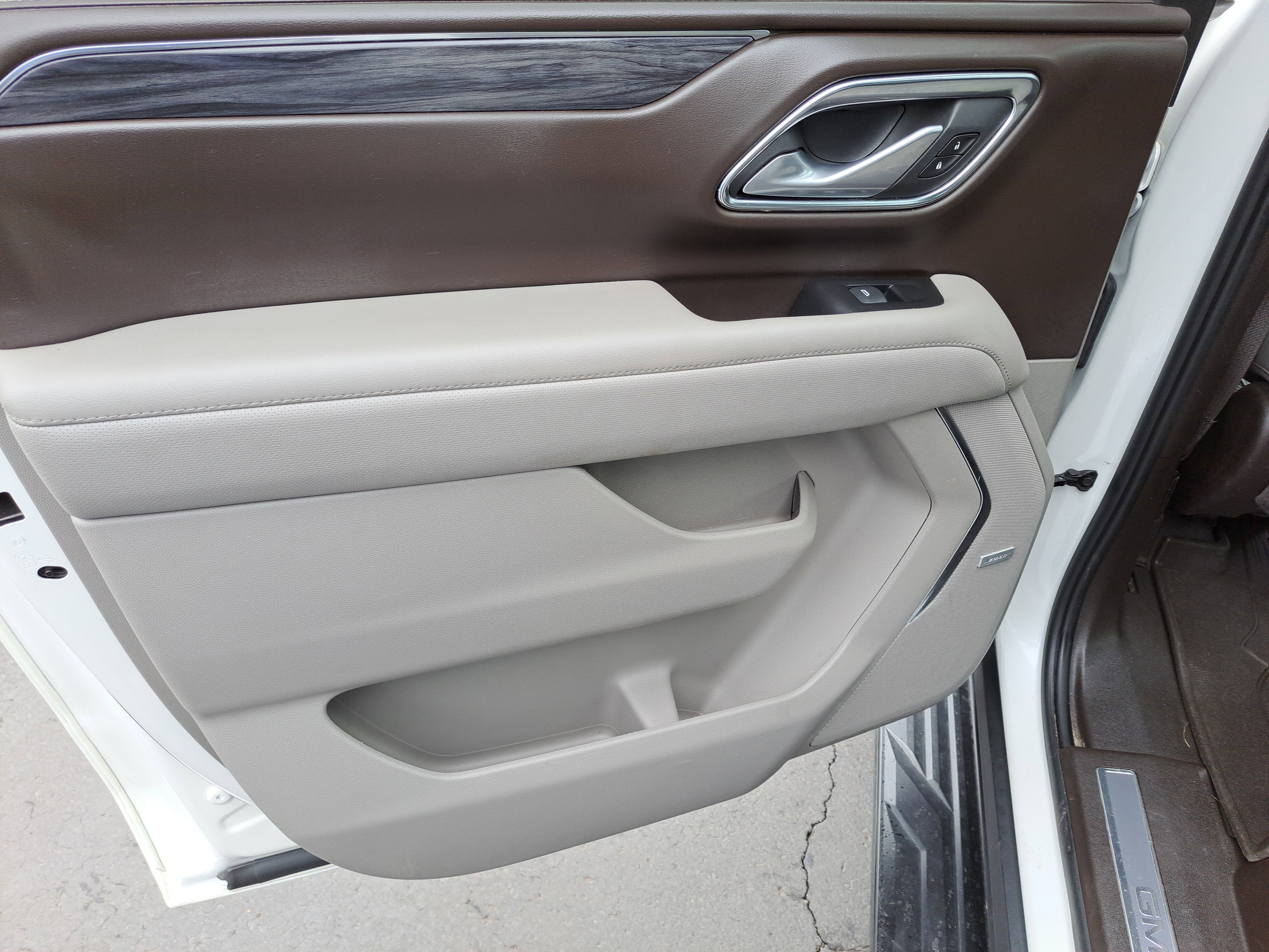 Used 2022 GMC Yukon XL SLT w/ SLT Luxury Package image 12