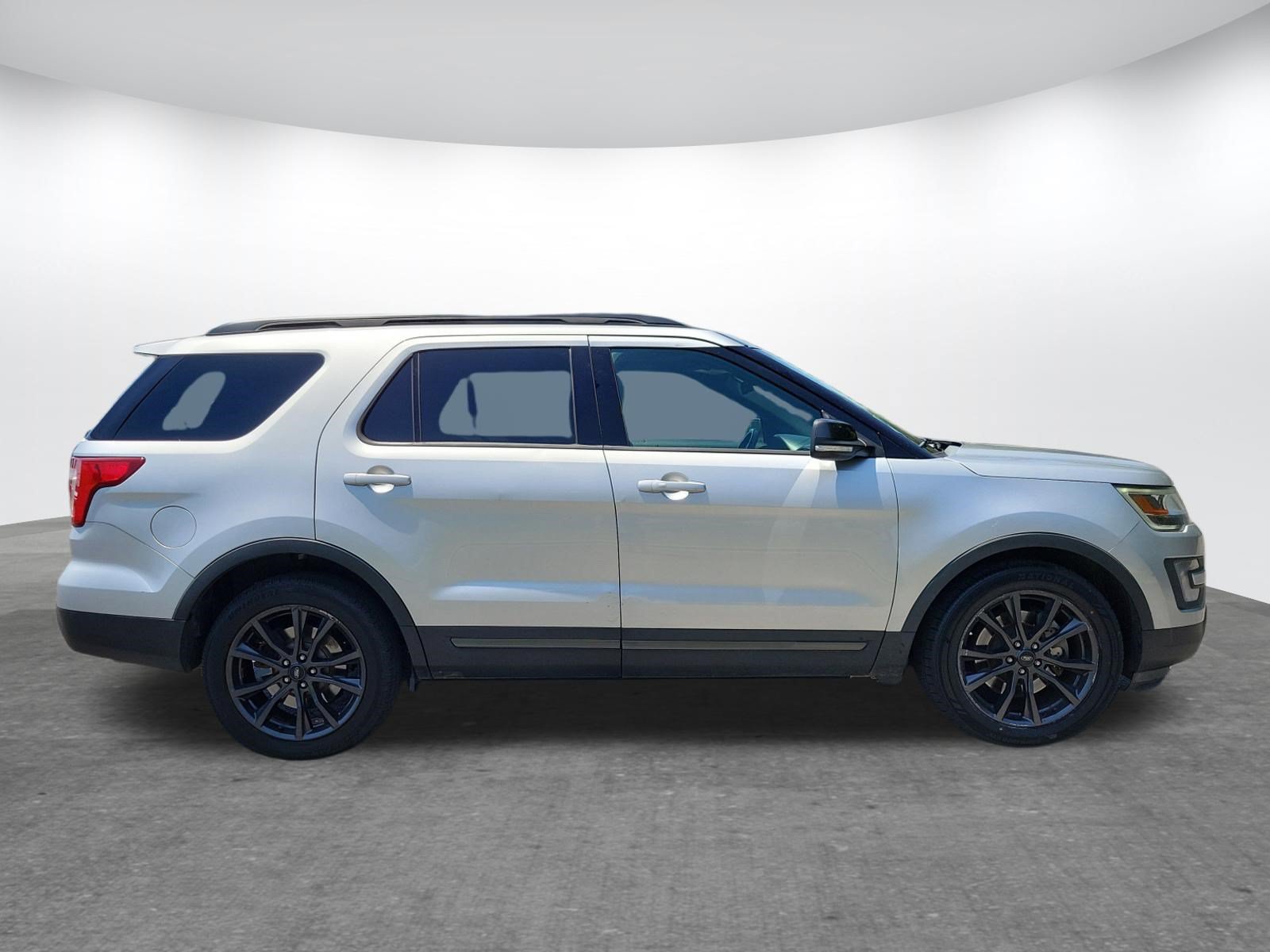 Used 2017 Ford Explorer XLT w/ Equipment Group 202A FWD image 2