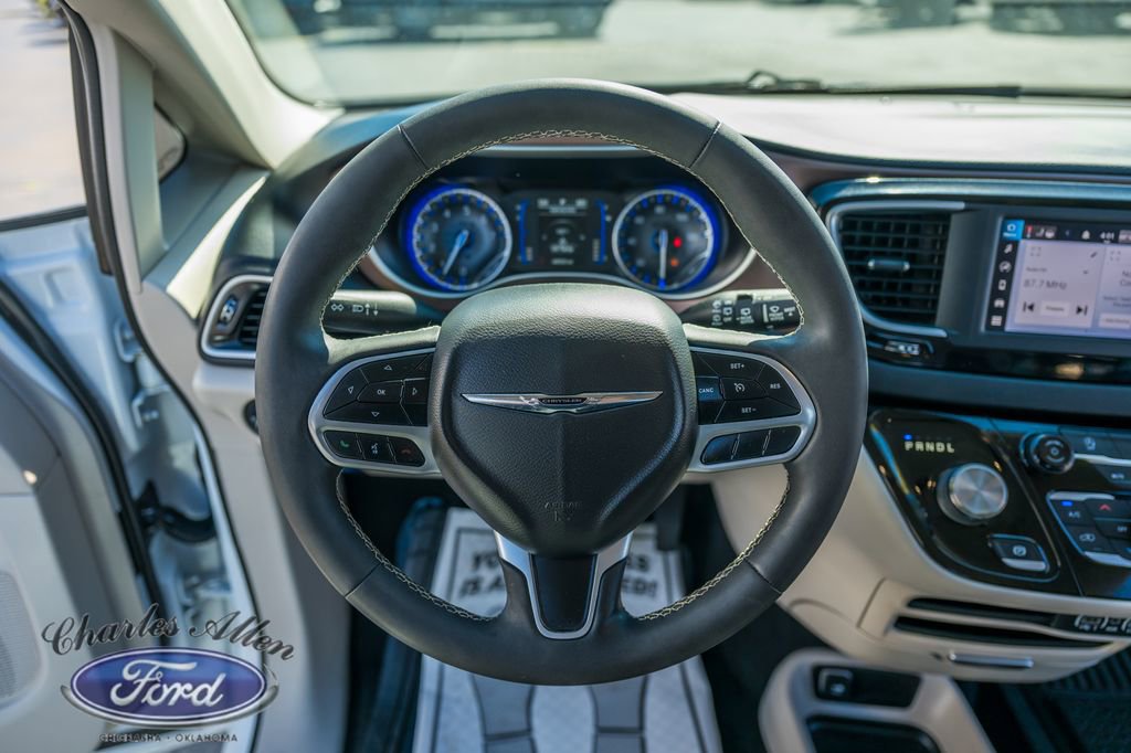 Used 2022 Chrysler Voyager LX image 12