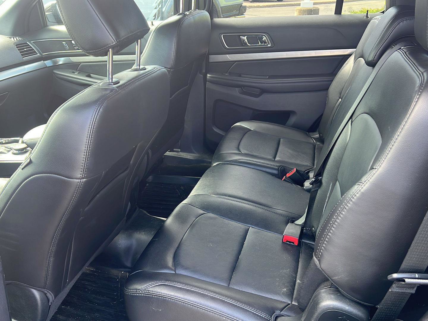 Used 2018 Ford Explorer XLT w/ Equipment Group 202A AWD/4WD image 14