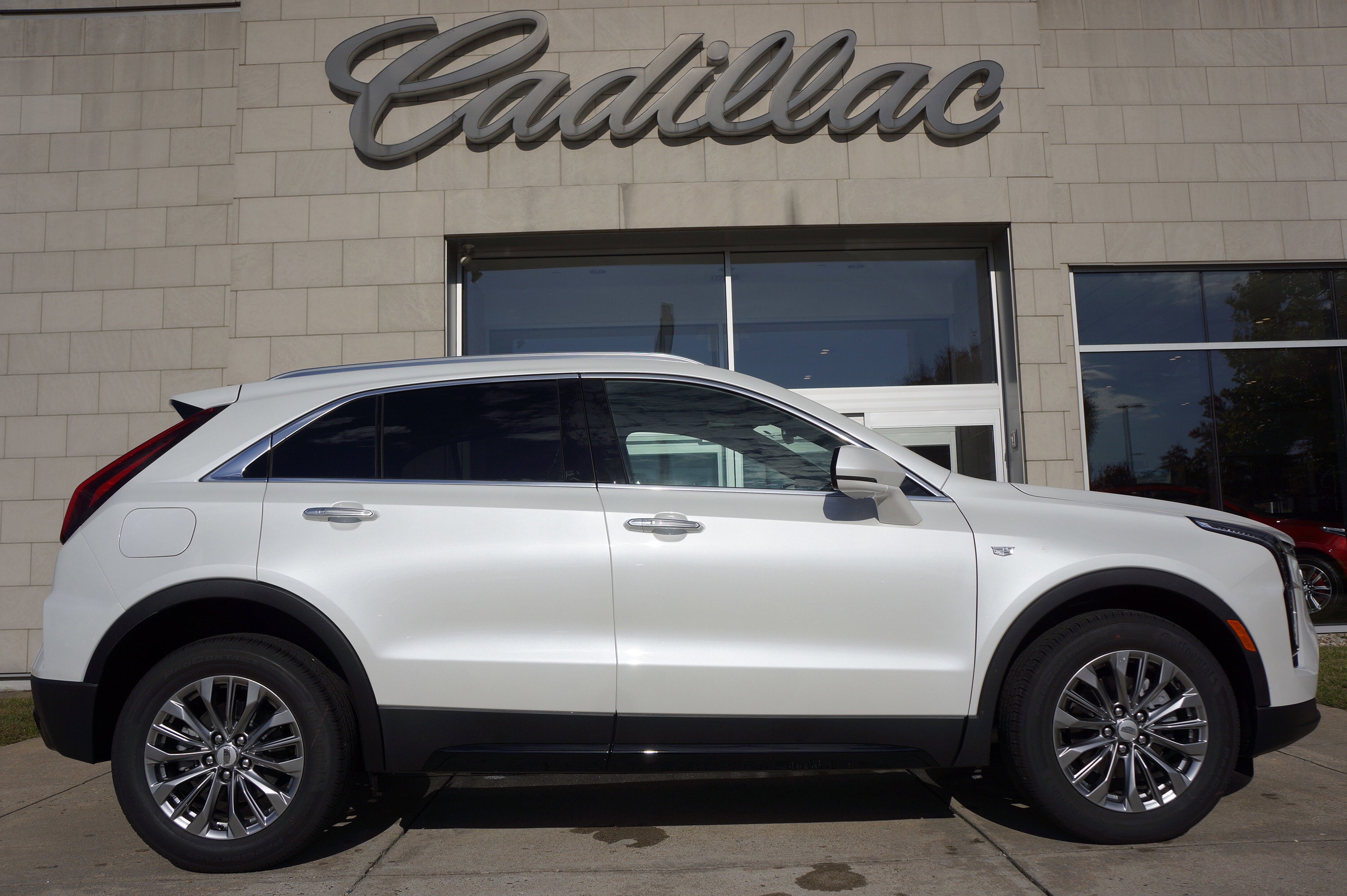 Used 2024 Cadillac XT4 Premium Luxury image 3