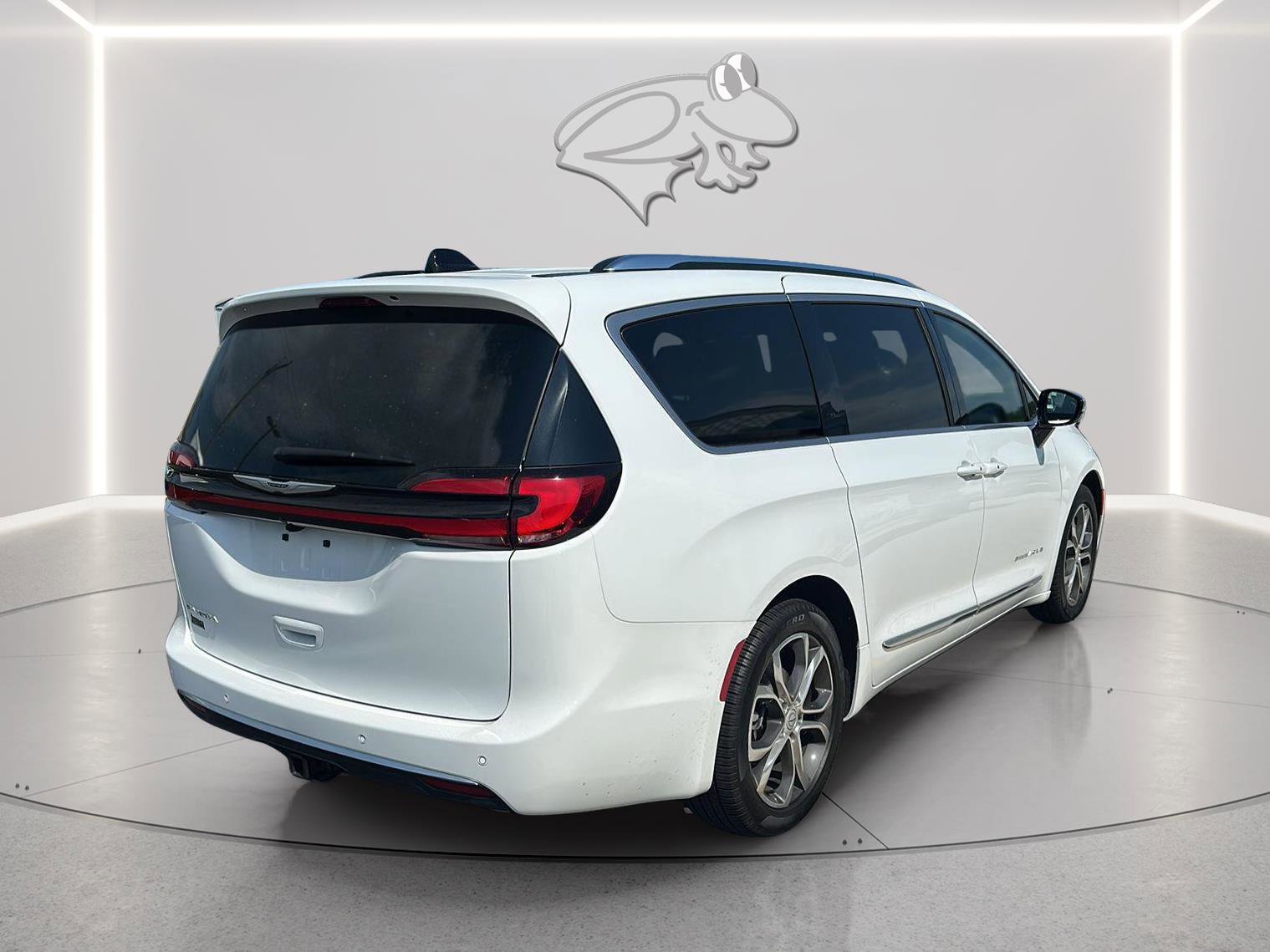 Used 2026 Chrysler Pacifica Pinnacle w/ Trailer Tow Group FWD image 5