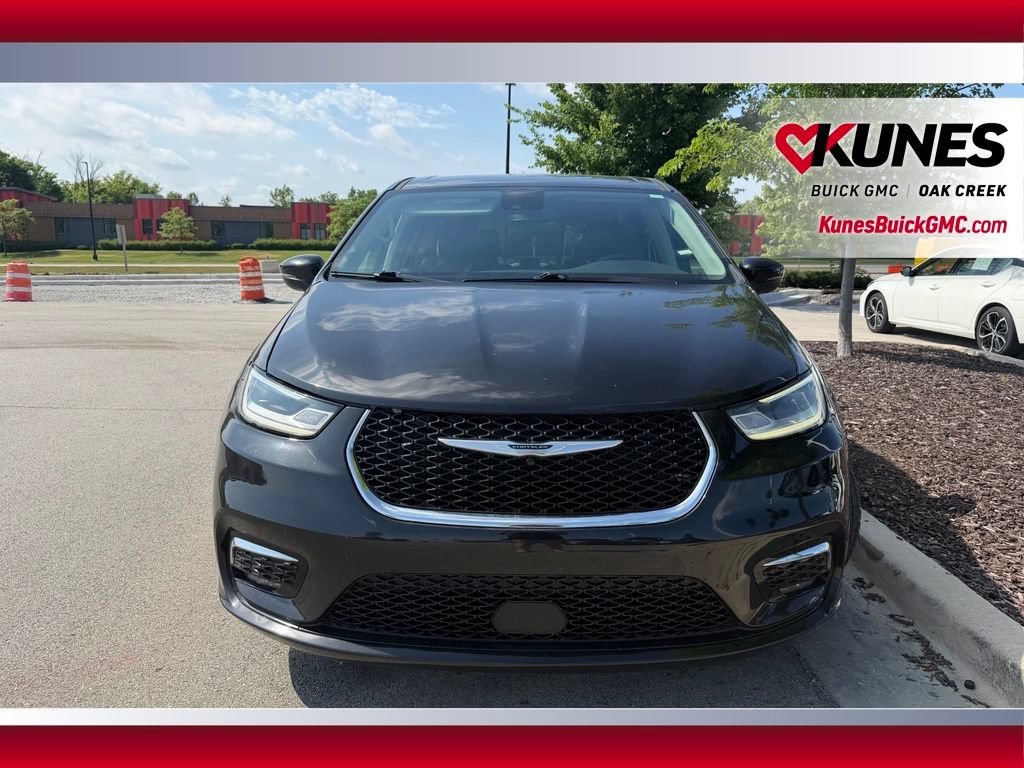 Used 2023 Chrysler Pacifica Touring-L FWD image 3