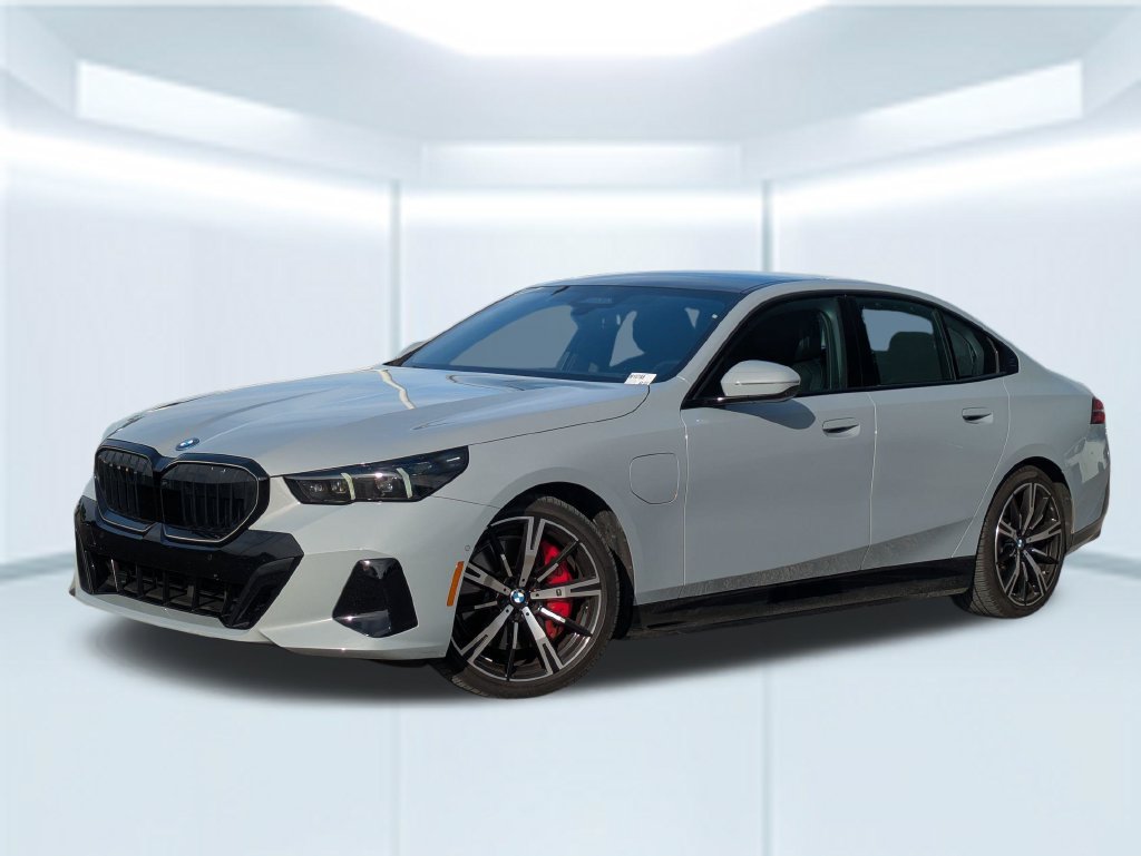 Used 2026 BMW 550e xDrive w/ Executive Package AWD/4WD image 1