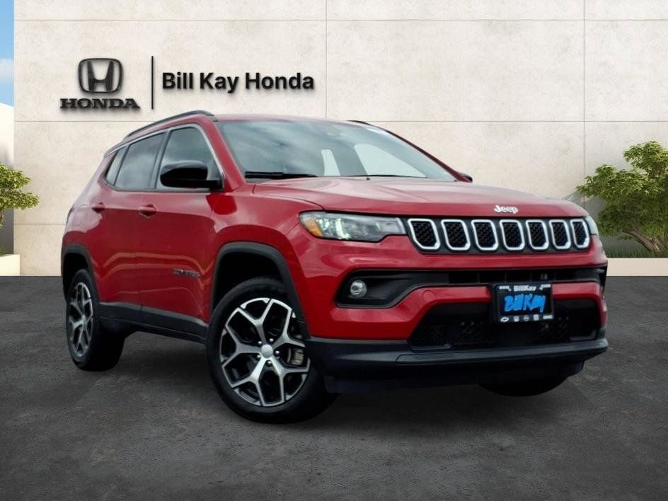 Used 2024 Jeep Compass Latitude AWD/4WD image 1