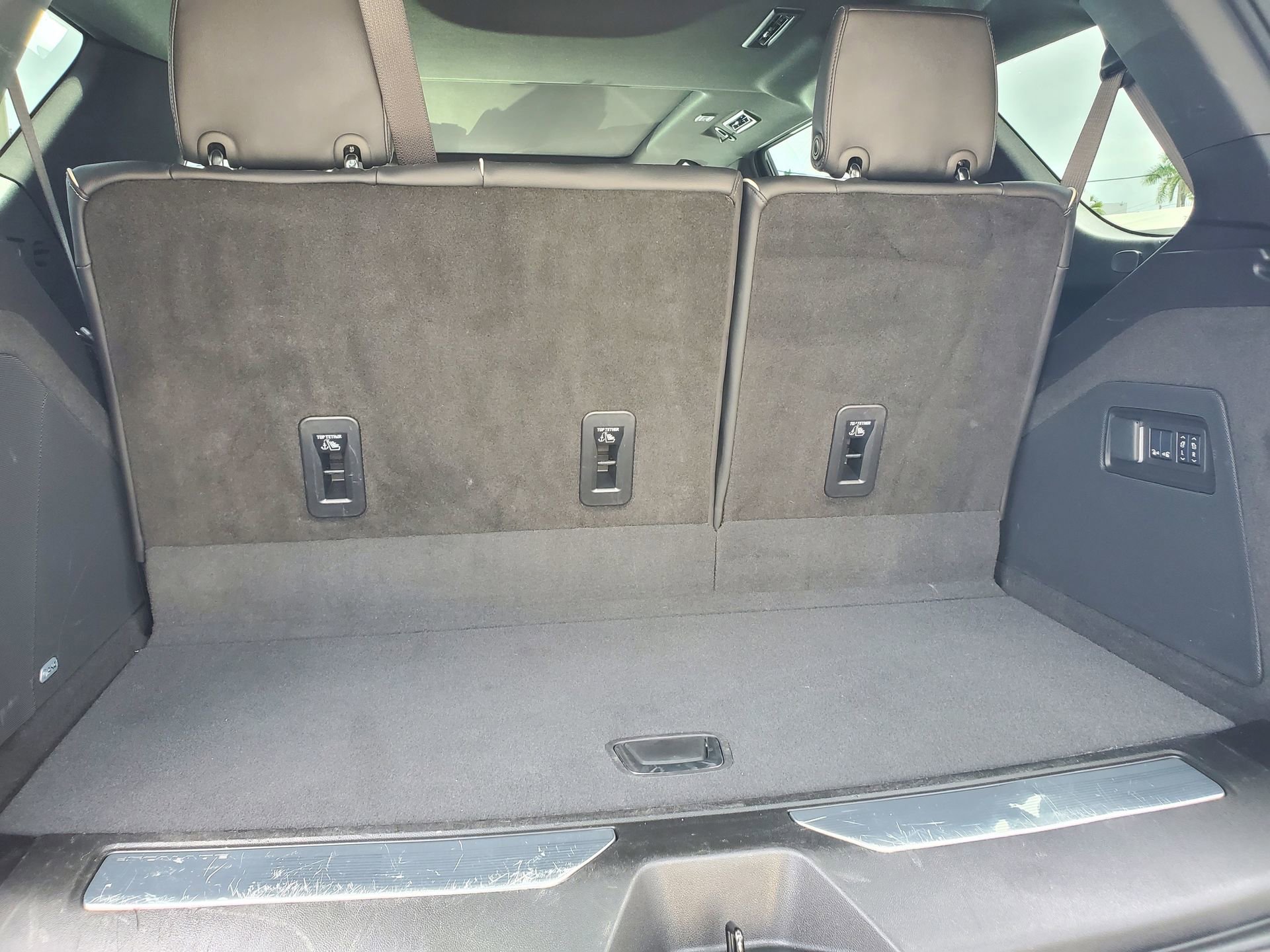 Used 2025 Cadillac Escalade Premium Luxury image 8