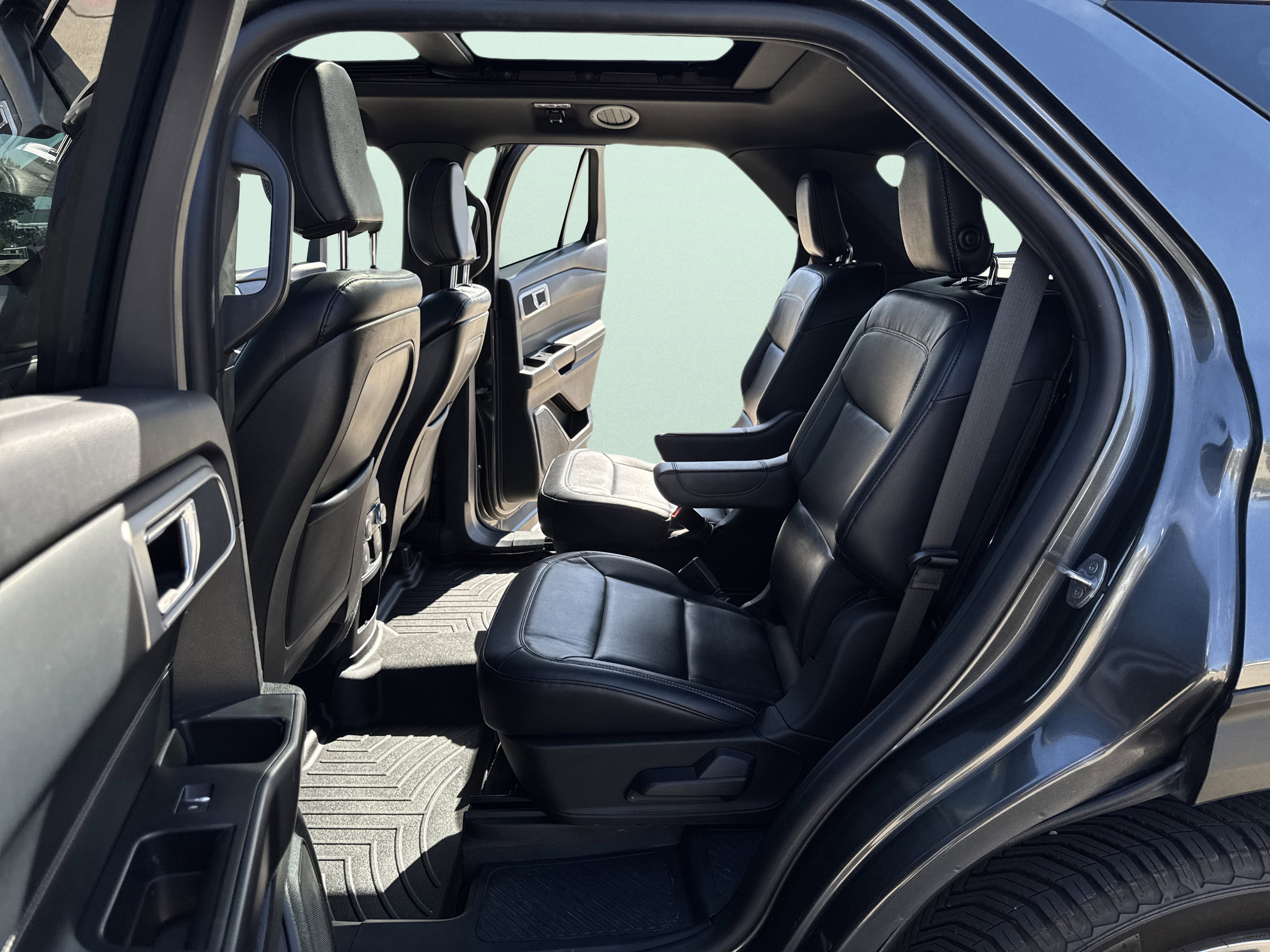 Used 2020 Ford Explorer XLT w/ Equipment Group 202A image 25