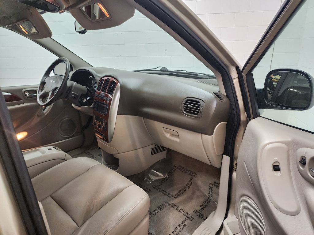 Used 2006 Chrysler Town & Country Limited w/ Trailer Tow Prep Group FWD image 27