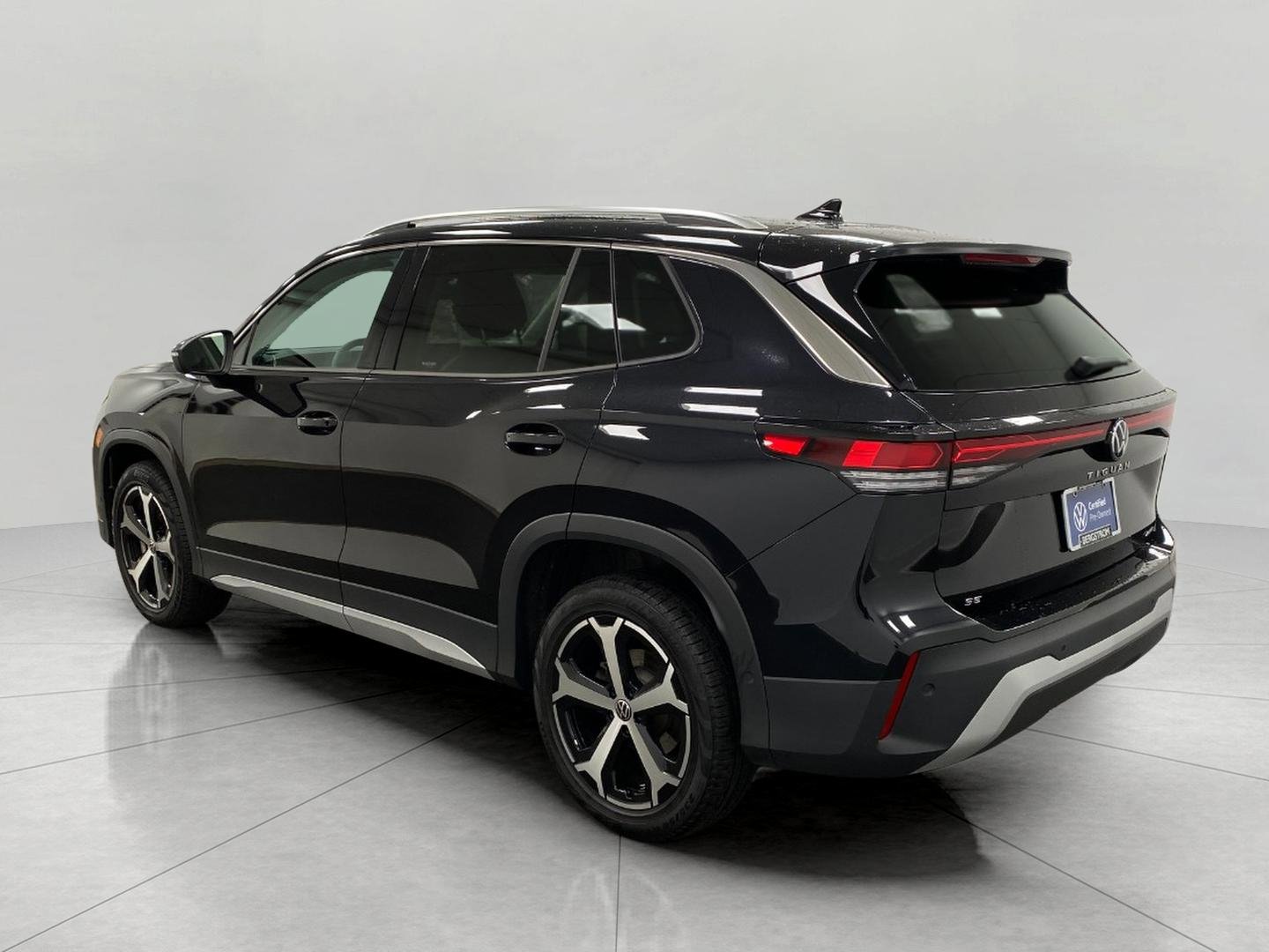 Certified 2025 Volkswagen Tiguan SE image 7