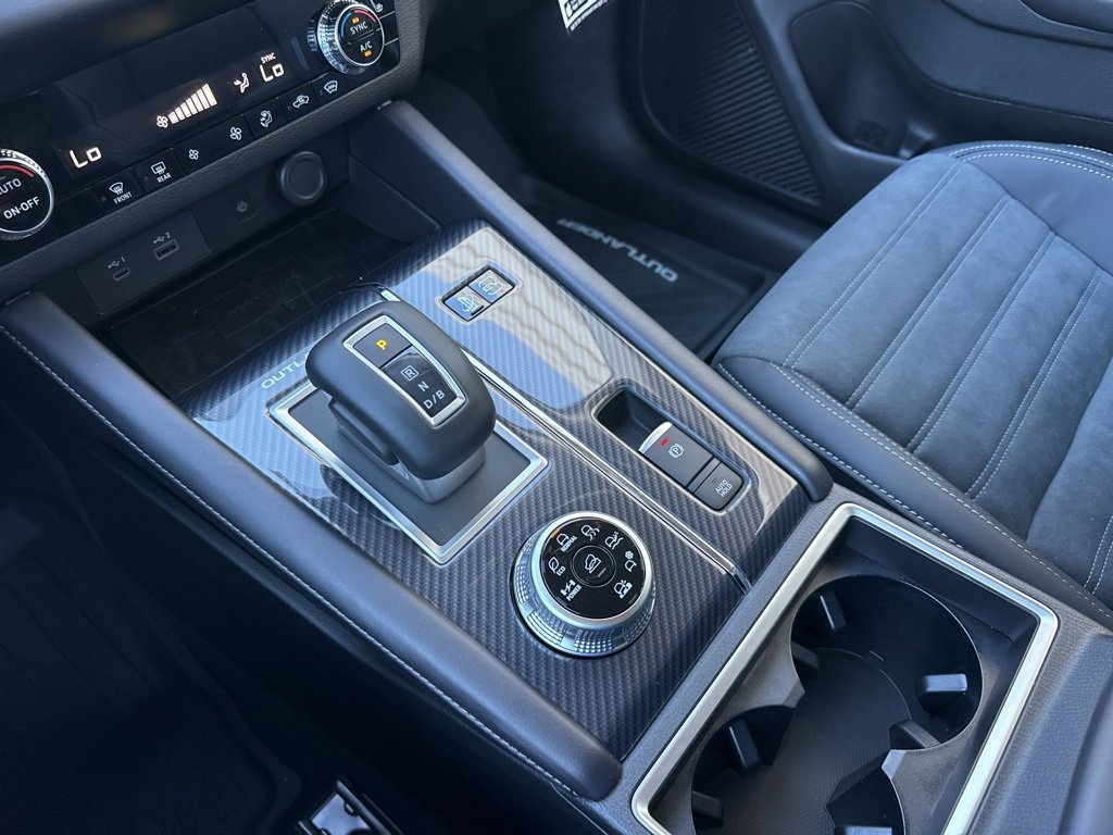 New 2025 Mitsubishi Outlander SE image 19