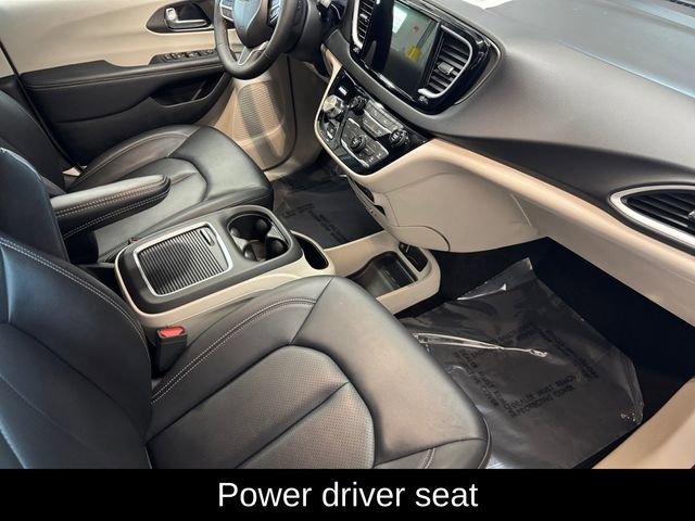 Used 2024 Chrysler Pacifica Touring-L image 4