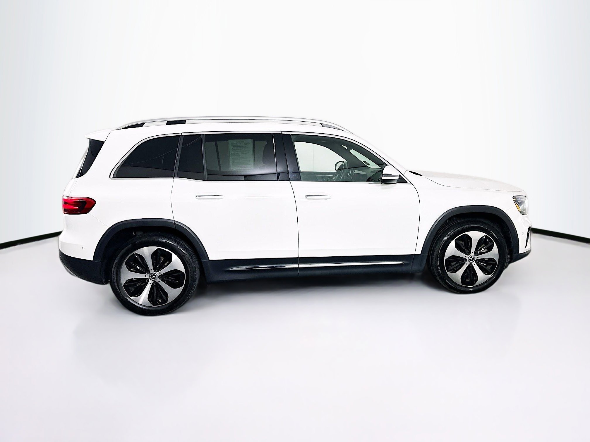 Used 2025 Mercedes-Benz GLB 250 4MATIC image 10