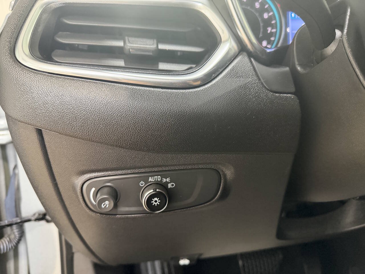 Used 2023 Chevrolet Equinox LT FWD image 18