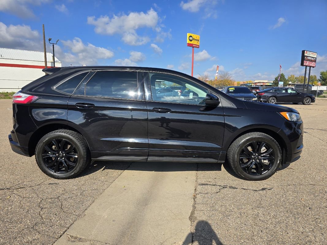 Used 2022 Ford Edge SE w/ Black Appearance Package image 3