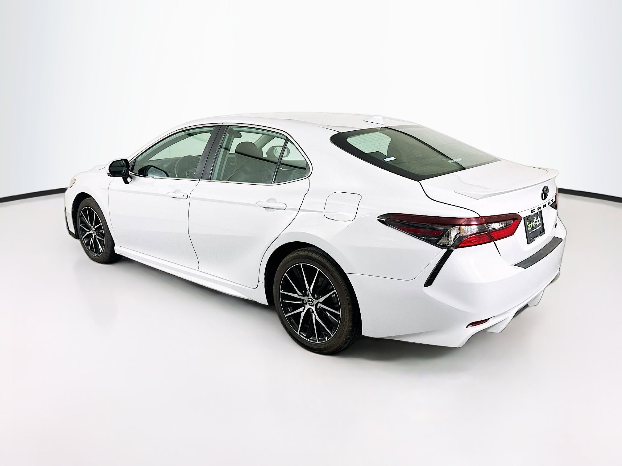 Used 2024 Toyota Camry SE FWD image 5