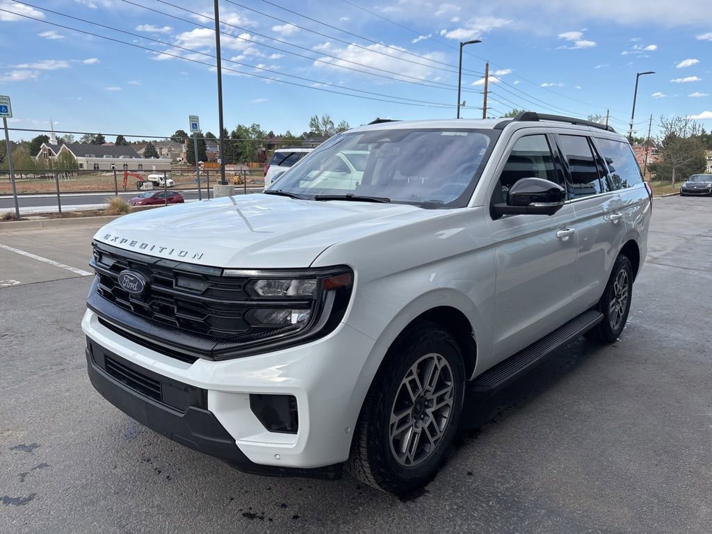 Used 2025 Ford Expedition Active AWD/4WD image 2