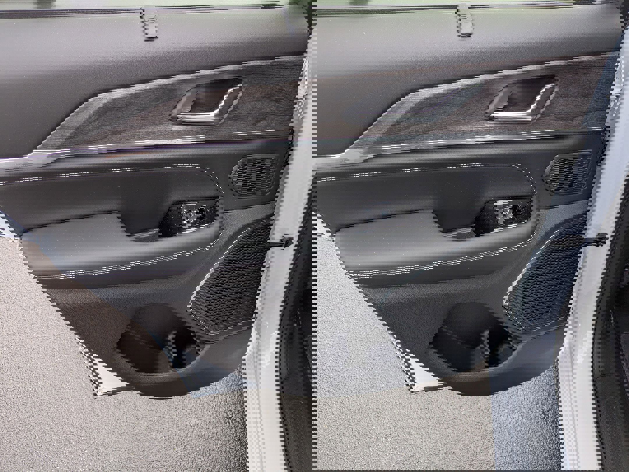 Certified 2025 Jeep Grand Cherokee Overland w/ Luxury Tech Group IV image 27