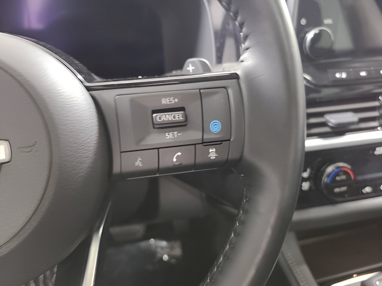 Used 2025 Nissan Pathfinder Platinum AWD/4WD image 29