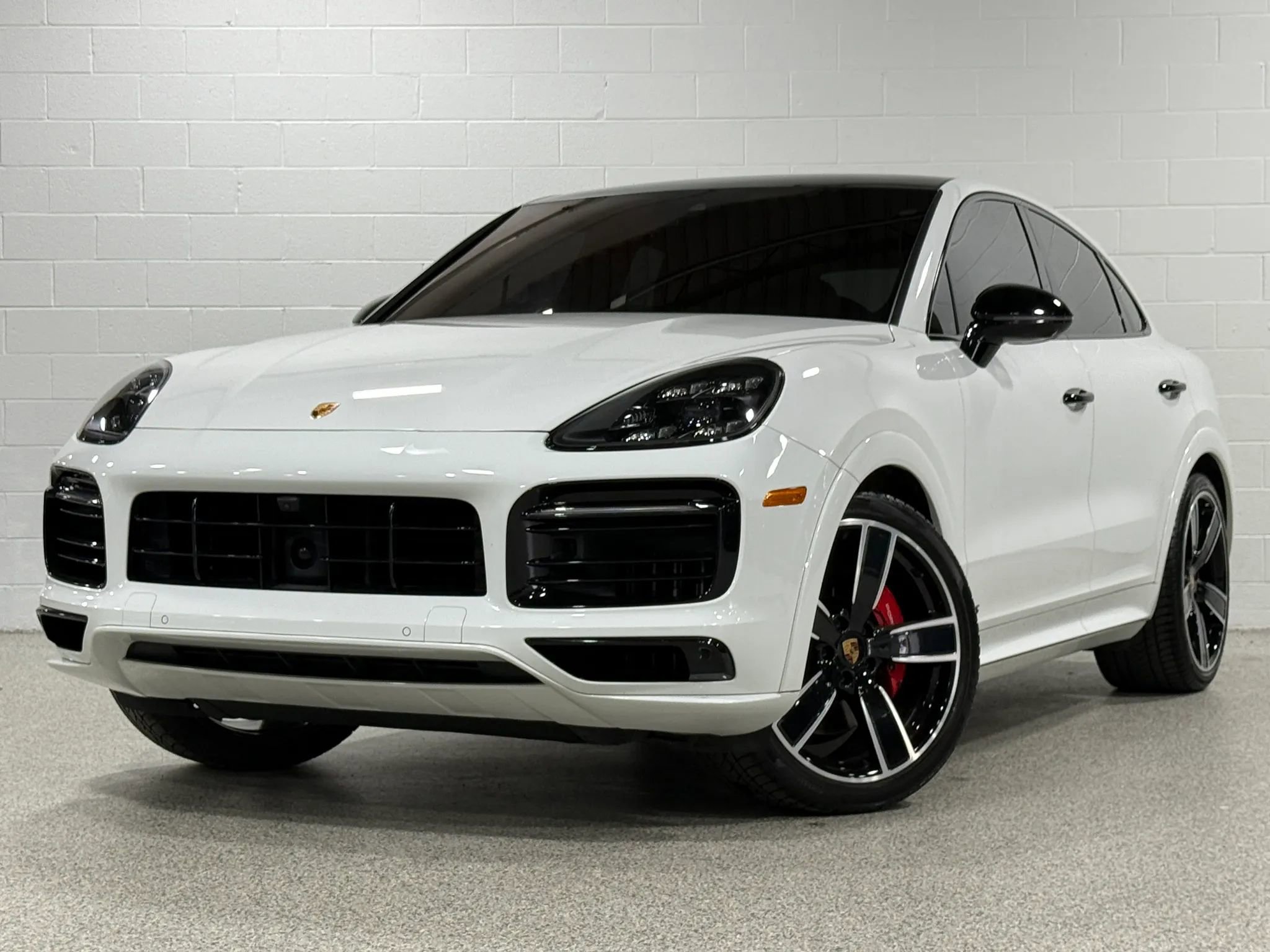 Used 2022 Porsche Cayenne GTS AWD/4WD image 2