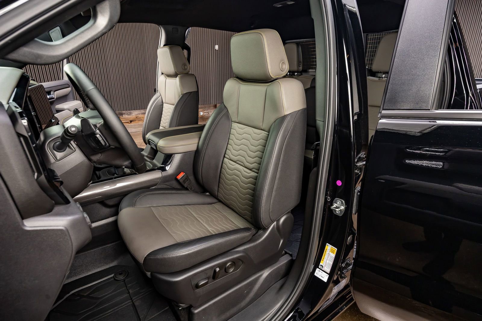 Used 2025 Chevrolet Silverado 1500 ZR2 image 30