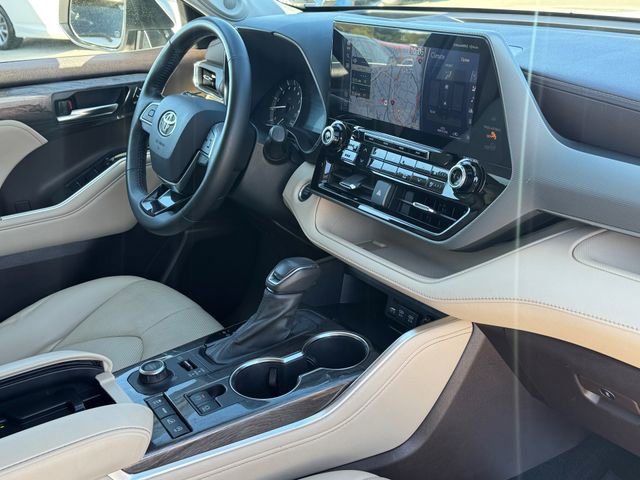 Used 2021 Toyota Highlander Platinum image 10