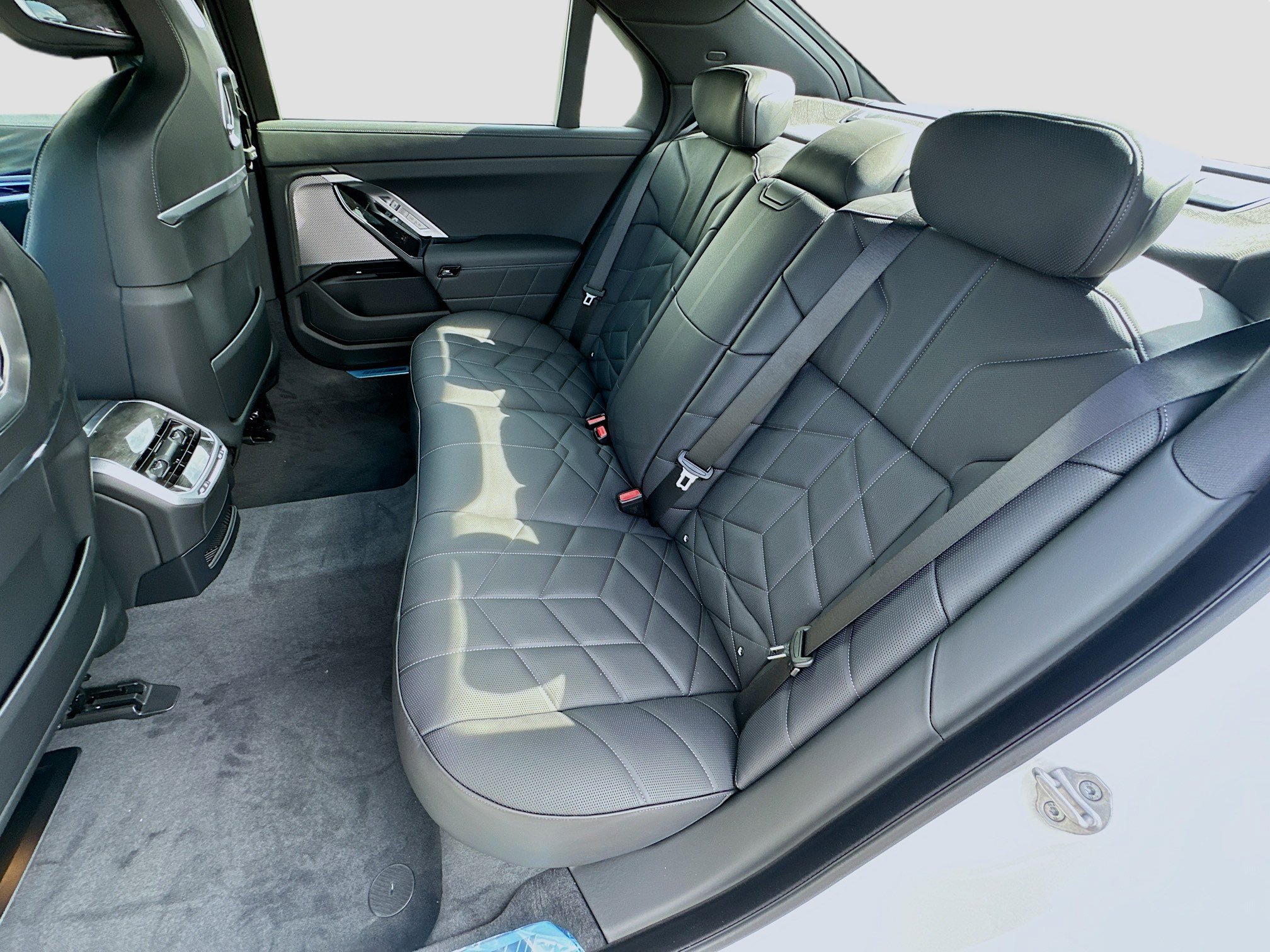 New 2026 BMW 750e xDrive w/ Premium Package image 20