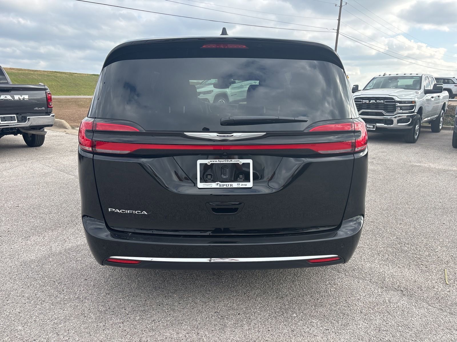 New 2026 Chrysler Pacifica Select image 5
