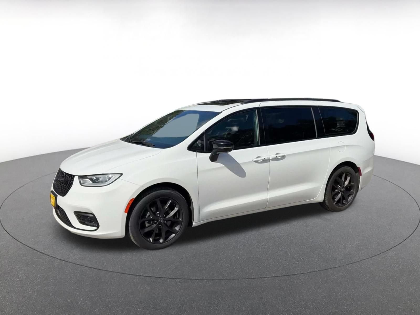 Used 2025 Chrysler Pacifica Limited FWD image 7