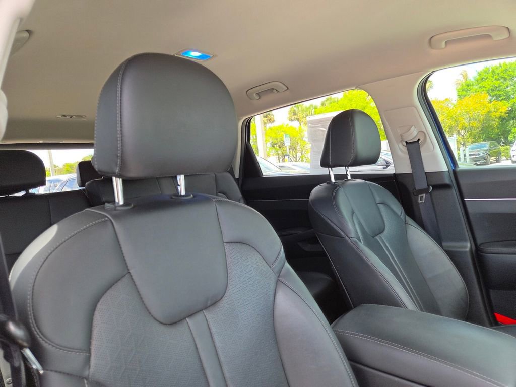 Used 2023 Kia Sorento S image 11