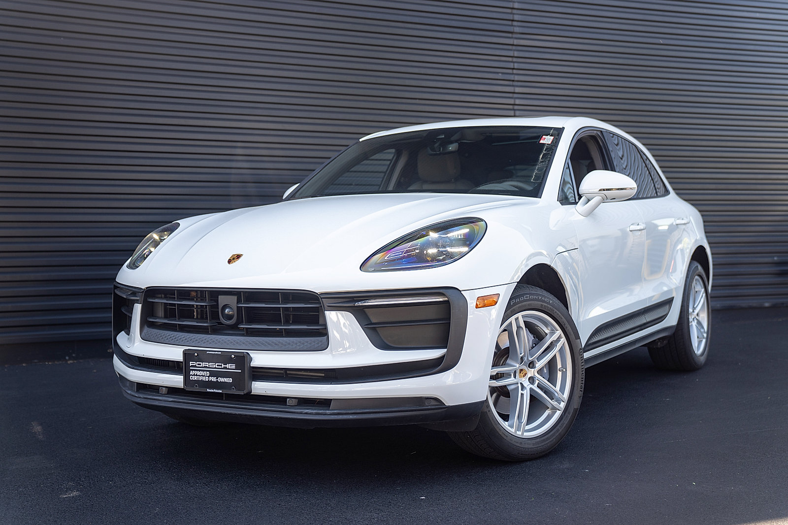 Used 2023 Porsche Macan AWD/4WD image 1