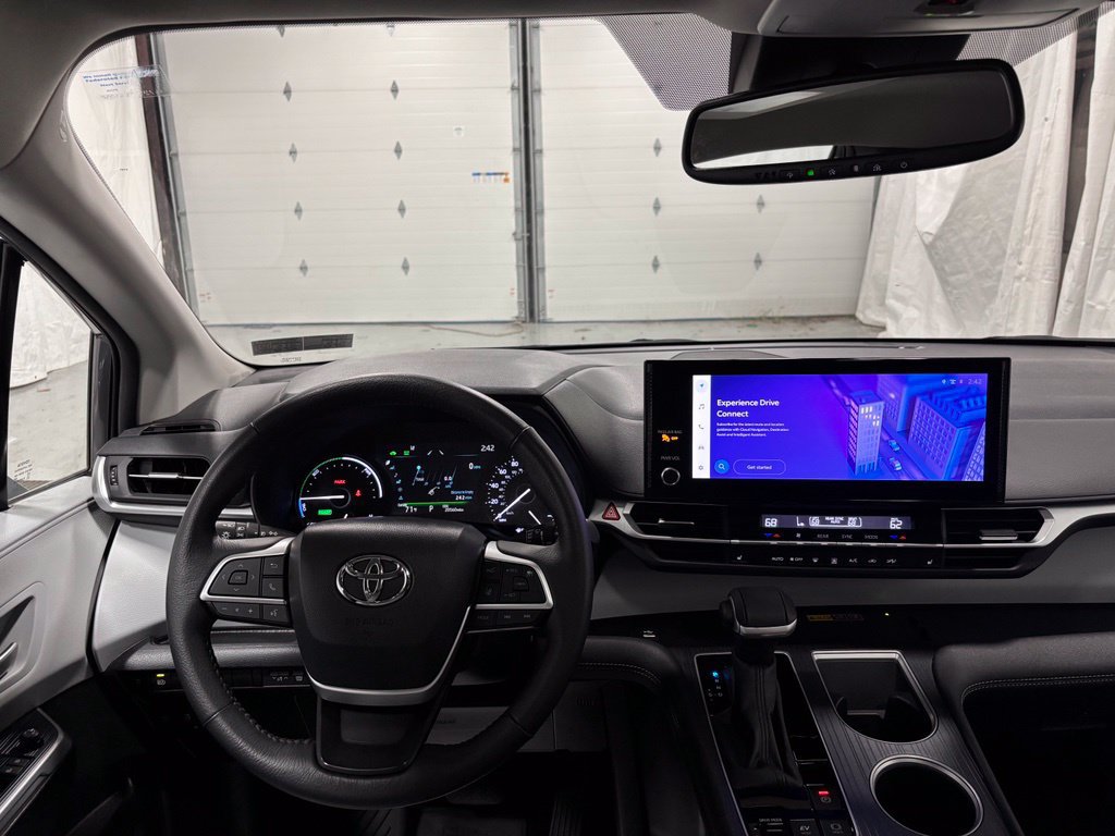 Used 2025 Toyota Sienna XLE AWD/4WD image 16