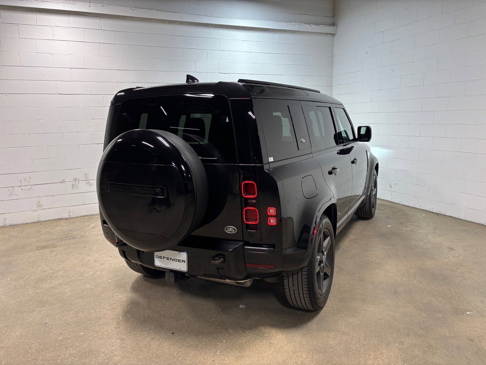 Used 2023 Land Rover Defender 110 X-Dynamic SE image 7