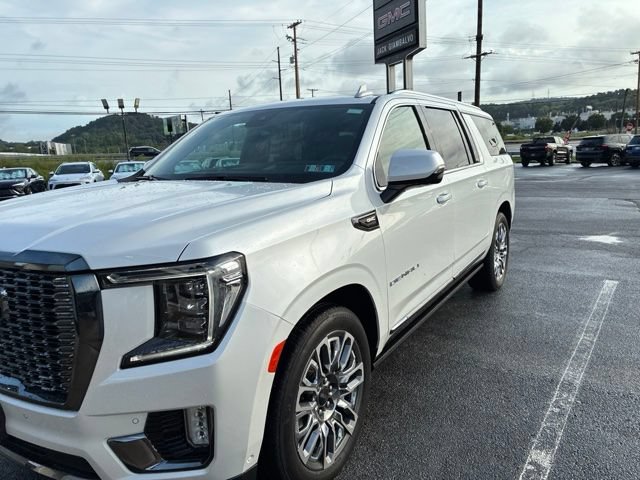 Used 2024 GMC Yukon XL Denali Ultimate AWD/4WD image 3