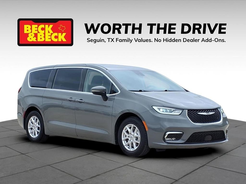Used 2023 Chrysler Pacifica Touring-L FWD image 3