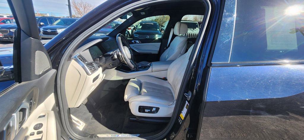 Used 2019 BMW X5 xDrive40i w/ M Sport Package image 3