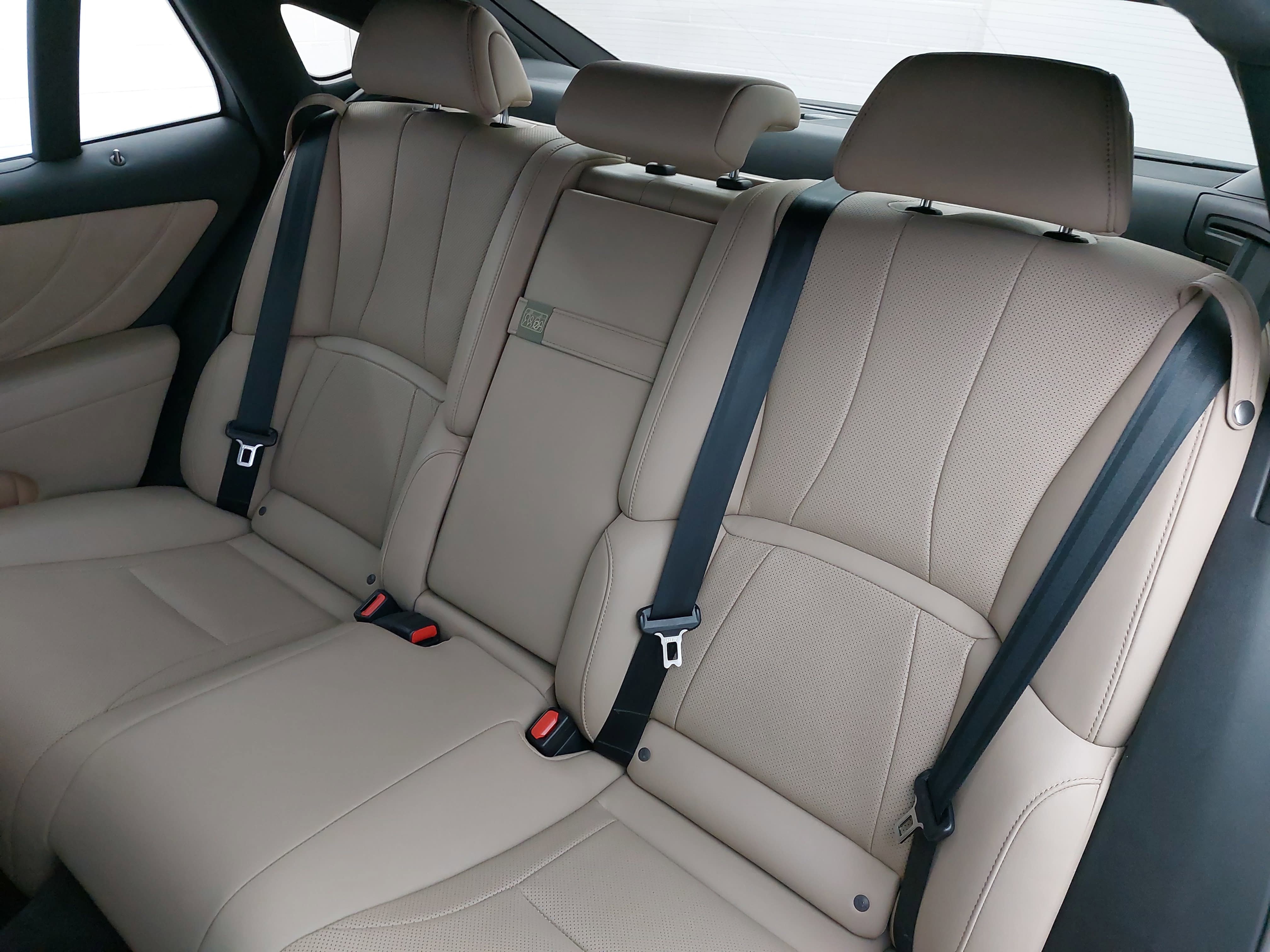 Used 2021 Lexus LS 500 w/ Accessory Package (Z2) image 16