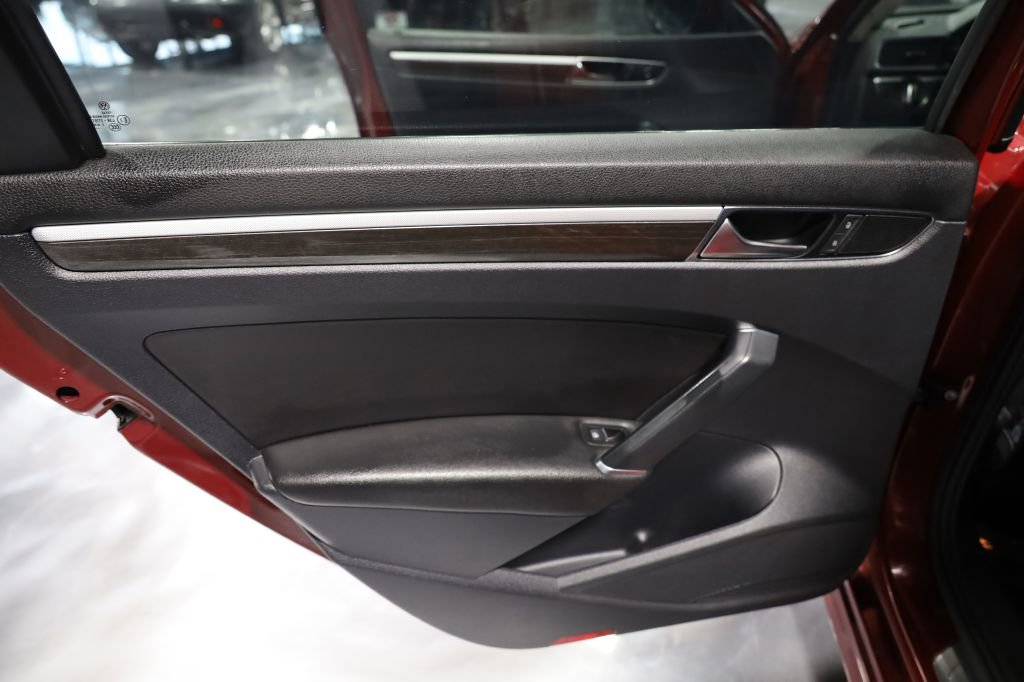 Used 2017 Volkswagen Passat 1.8T SEL Premium image 17