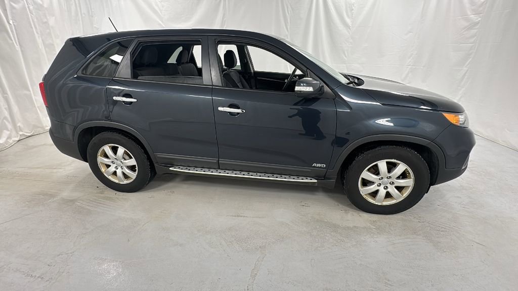 Used 2013 Kia Sorento LX w/ Third Row Pkg image 2