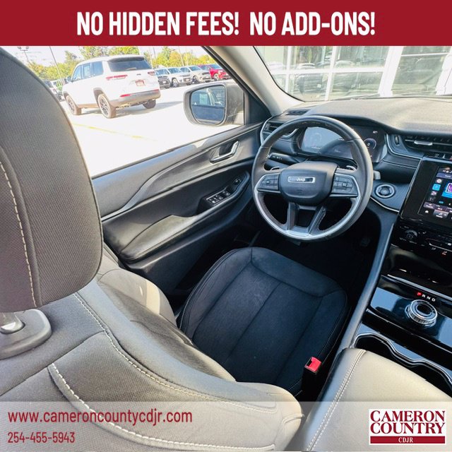 Used 2023 Jeep Grand Cherokee Laredo w/ Luxury Tech Group I RWD image 16