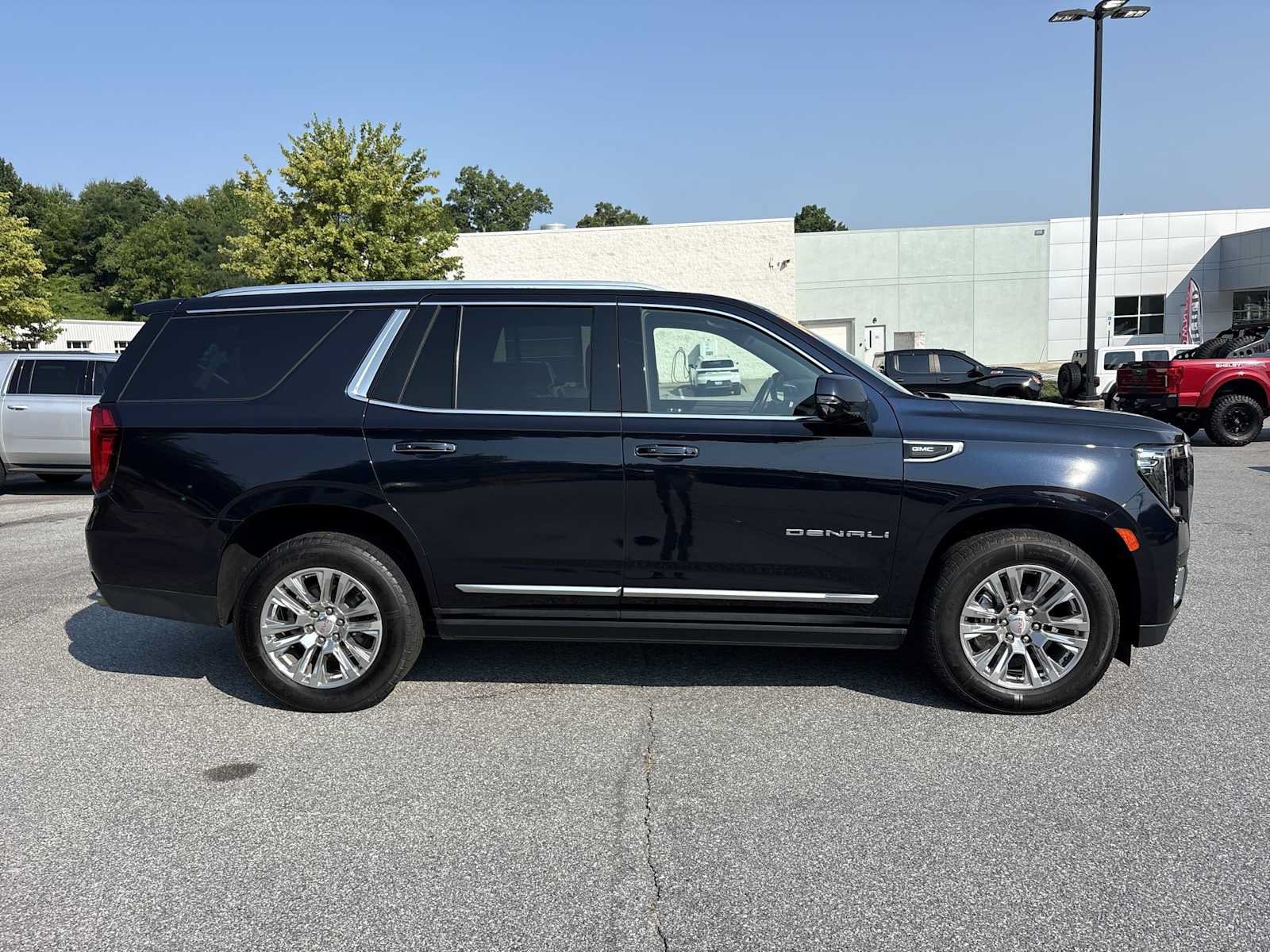 Used 2023 GMC Yukon Denali AWD/4WD image 5