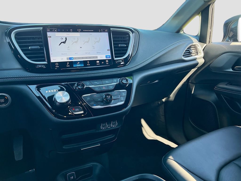 Certified 2025 Chrysler Pacifica Select image 20