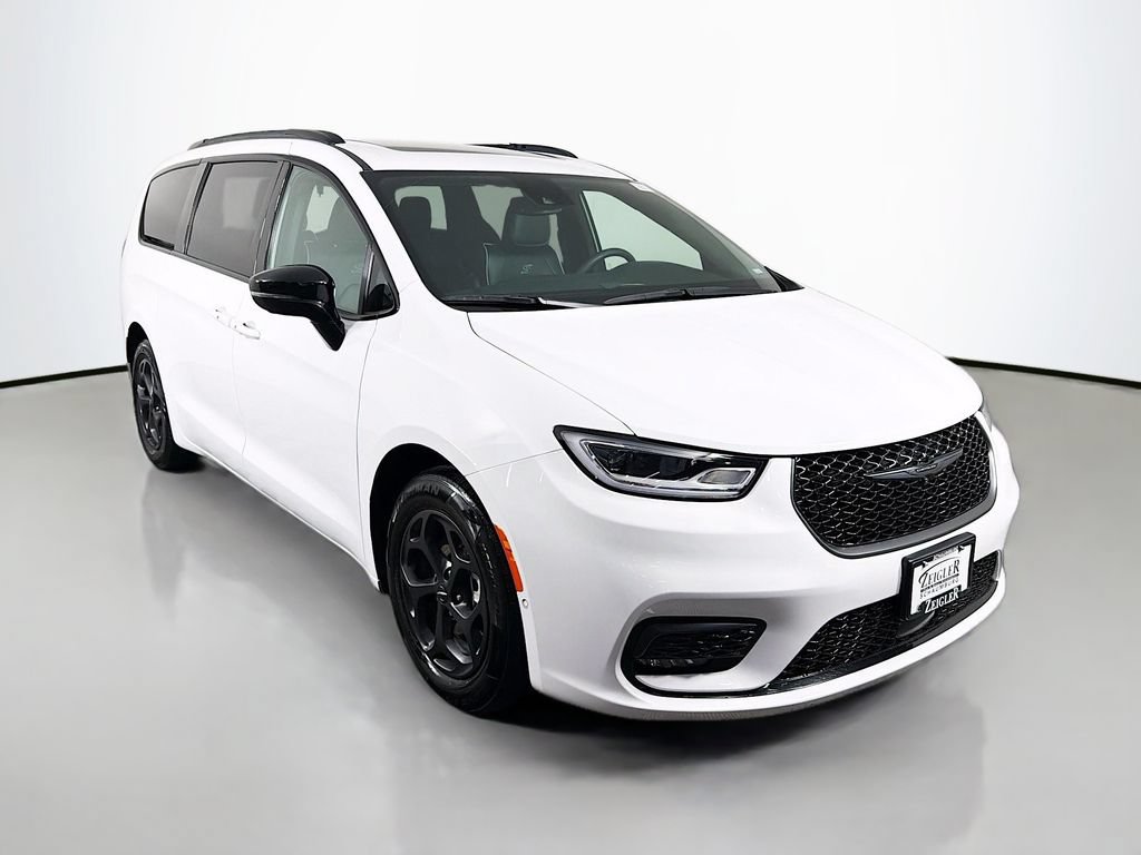 Used 2024 Chrysler Pacifica Premium