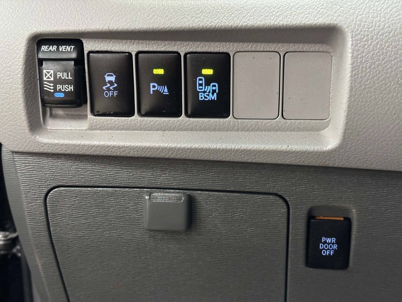 Used 2017 Toyota Sienna XLE Premium AWD/4WD image 35