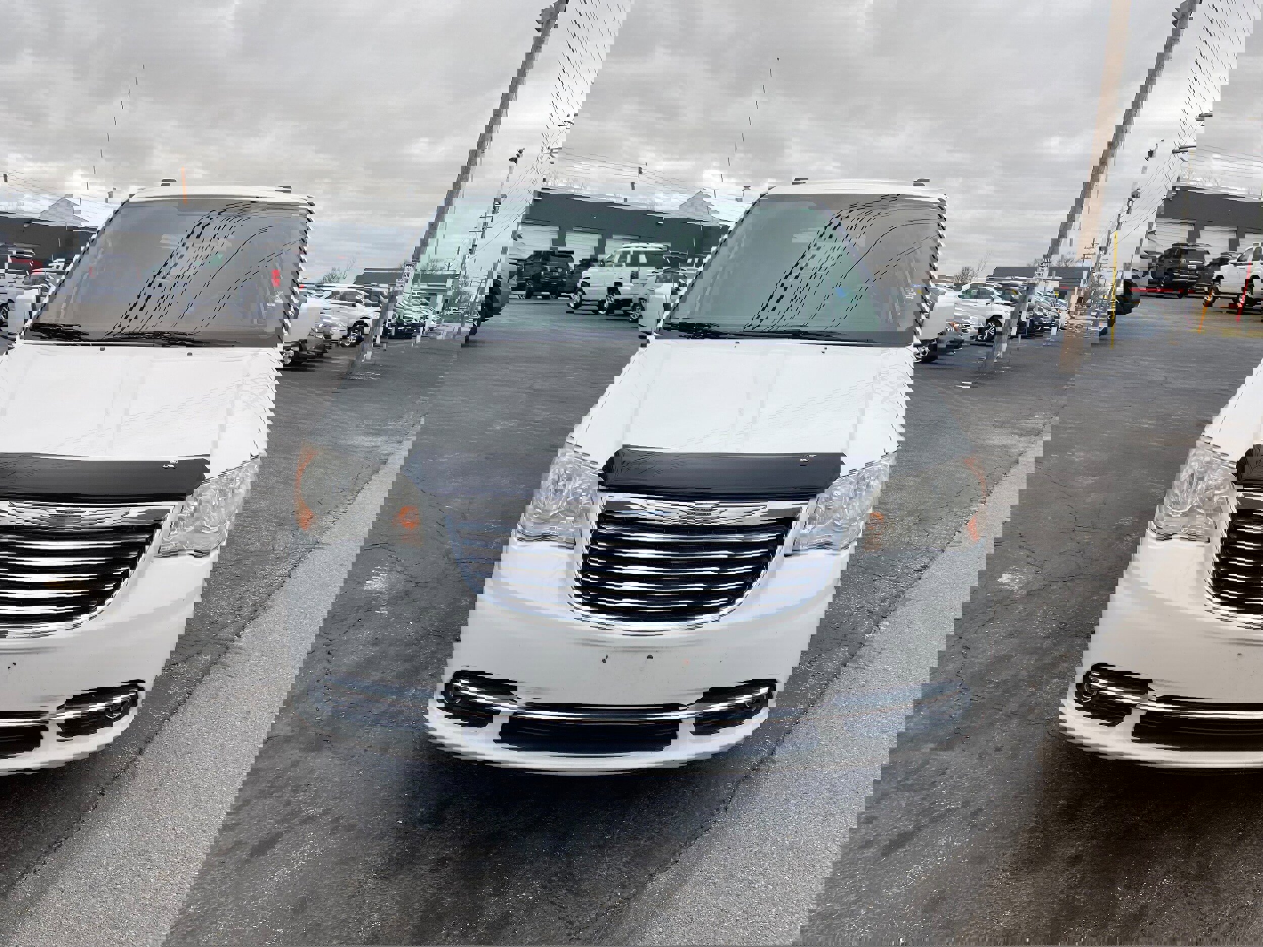 Used 2014 Chrysler Town & Country Touring image 2